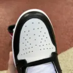 Travis Scott x Air Jordan 1 "Reverse Swoosh" Black White Red DH3227-500 - 图片 4