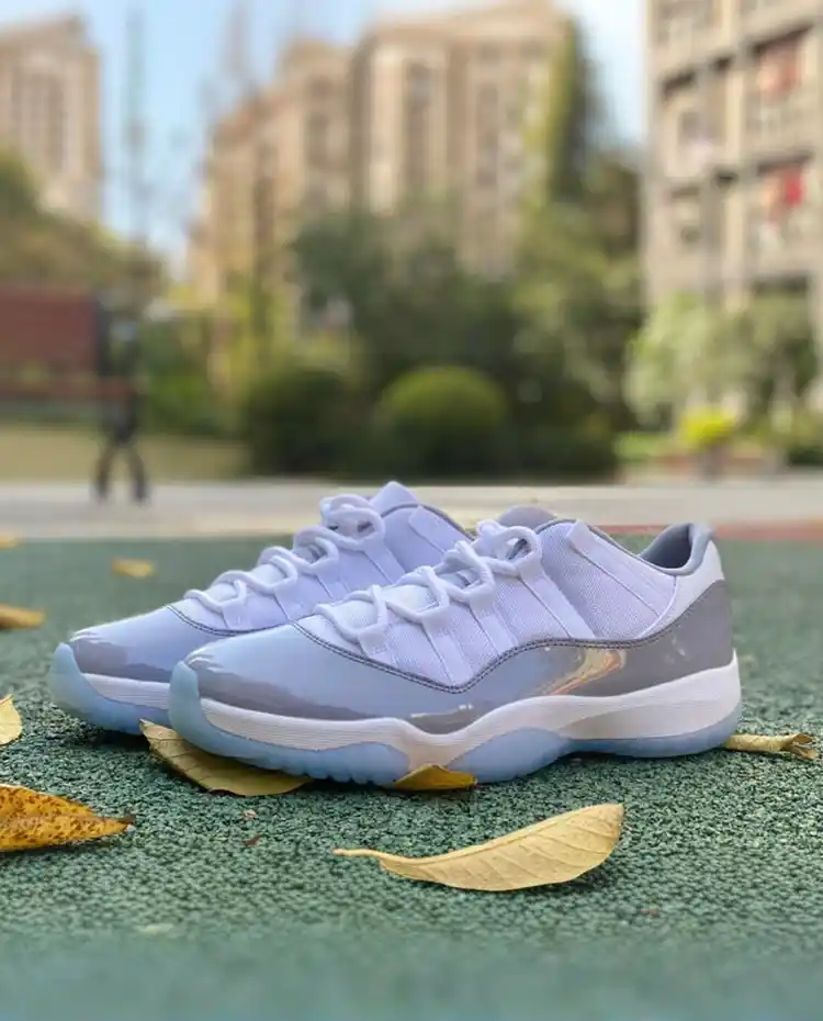 bria_a5212bc9fa7d500f.webp Air Jordan 11 Retro Low "Cement Grey" AV2187-140 - 图片 1