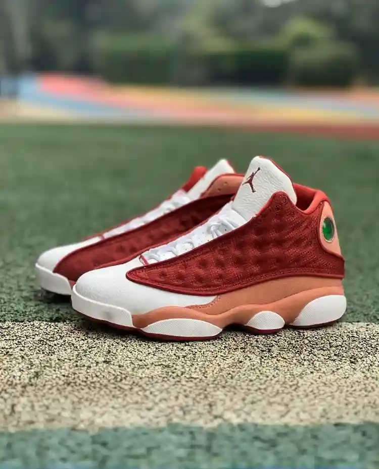 bria_cf12b4e5e898c678.webp Air Jordan 13 "Dune Red" DJ5982-601 - 图片 1