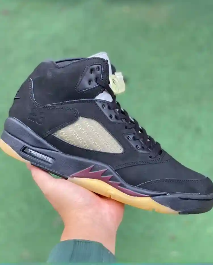 bria_fc31c3658cce3199.webp A Ma Maniére x Air Jordan 5 Black/Red FD1330-001 - 图片 1